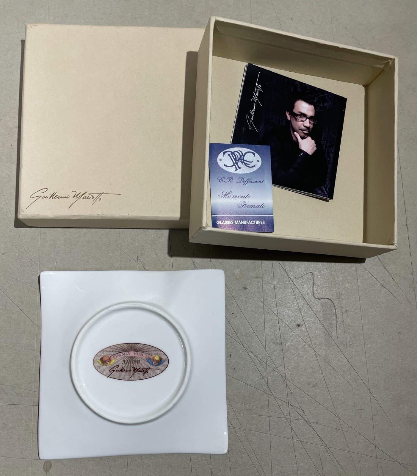 Guillermo Mariotto: Piattino Decorativo "Omnia Vincit Amor" In Porcellana