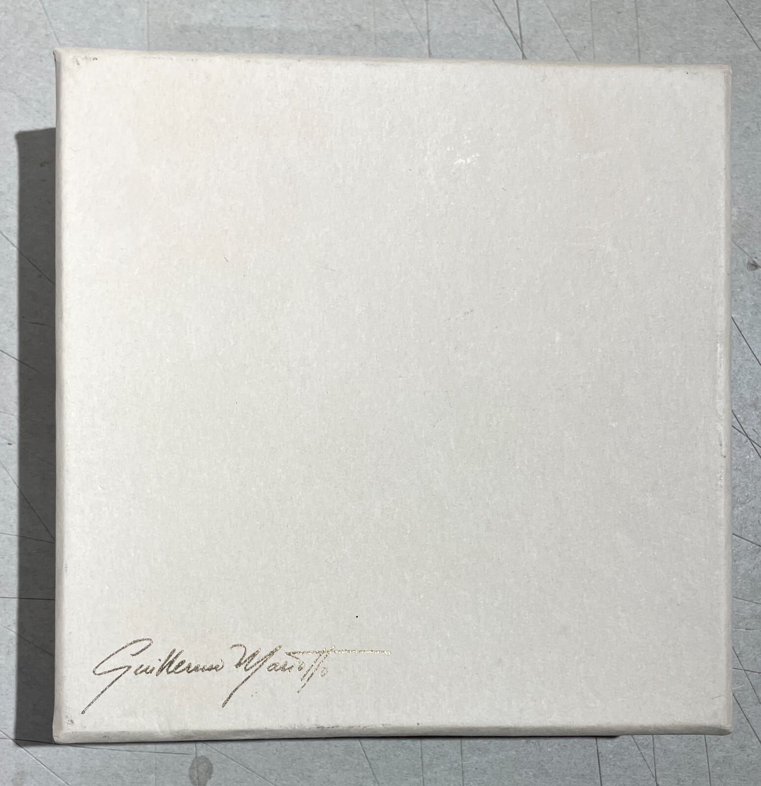 Guillermo Mariotto: Piattino Decorativo "Omnia Vincit Amor" In Porcellana