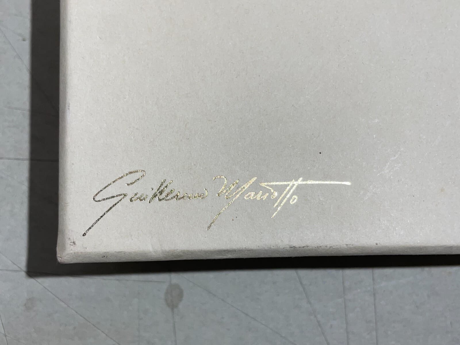 Guillermo Mariotto: Piattino Decorativo "Omnia Vincit Amor" In Porcellana