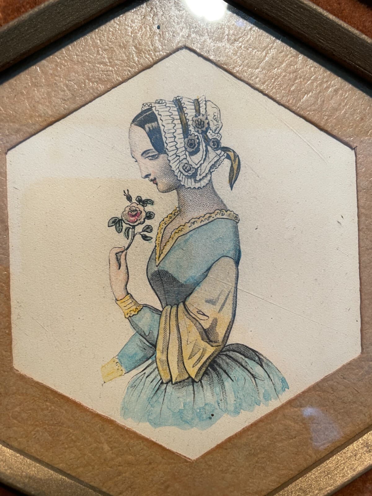 Stampa Colorata Decorativa   Damina Con Fiore   Quadretto Incorniciato Esagonale