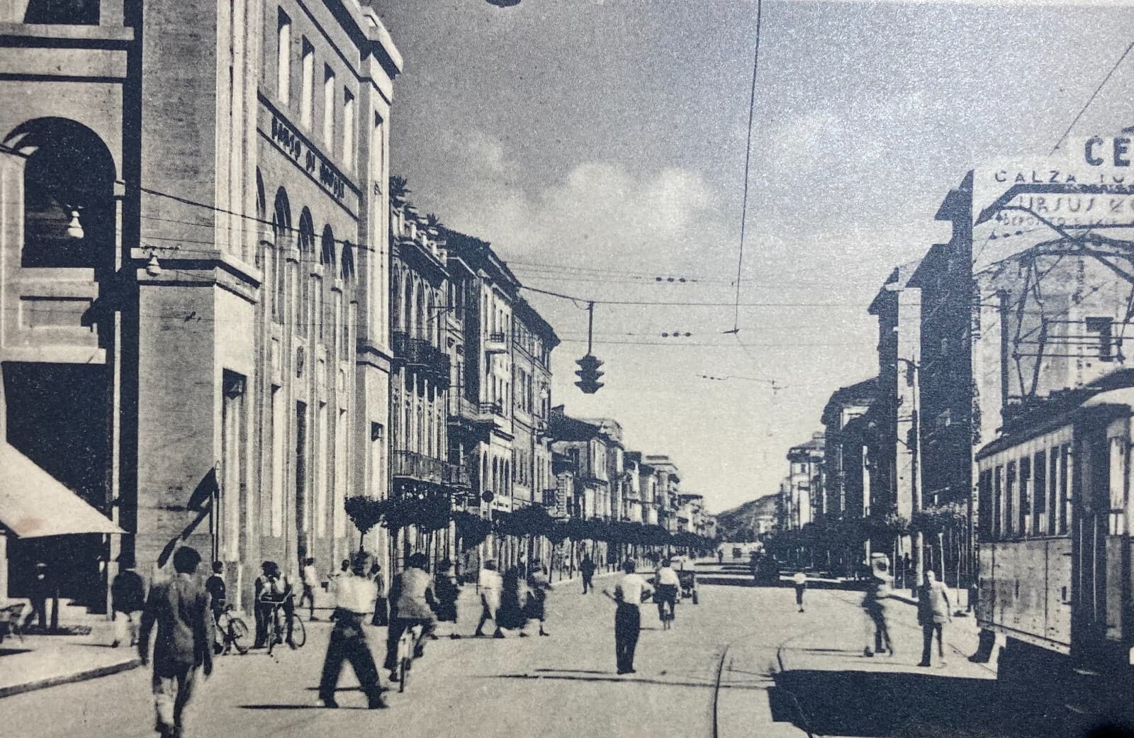 Pescara, Corso Vittorio Emanuele: Antica Veduta Animata Con Tram E Pubblicità Ursus