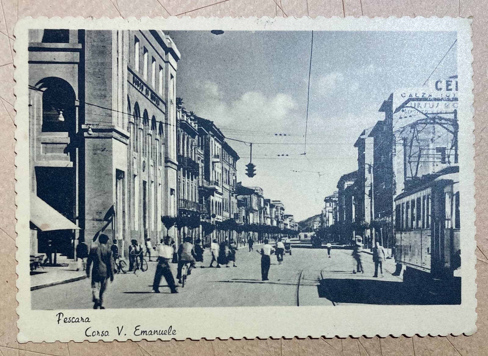 Pescara, Corso Vittorio Emanuele: Antica Veduta Animata Con Tram E Pubblicità Ursus