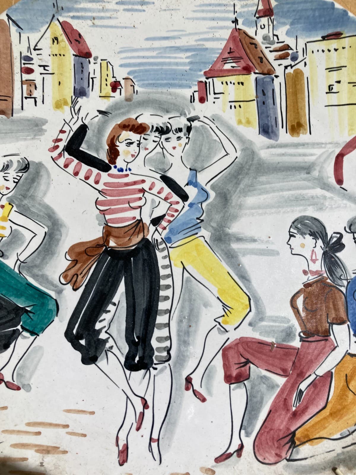 Piatto In Ceramica Con Illustrazione Di Giovani Donne Che Ballano