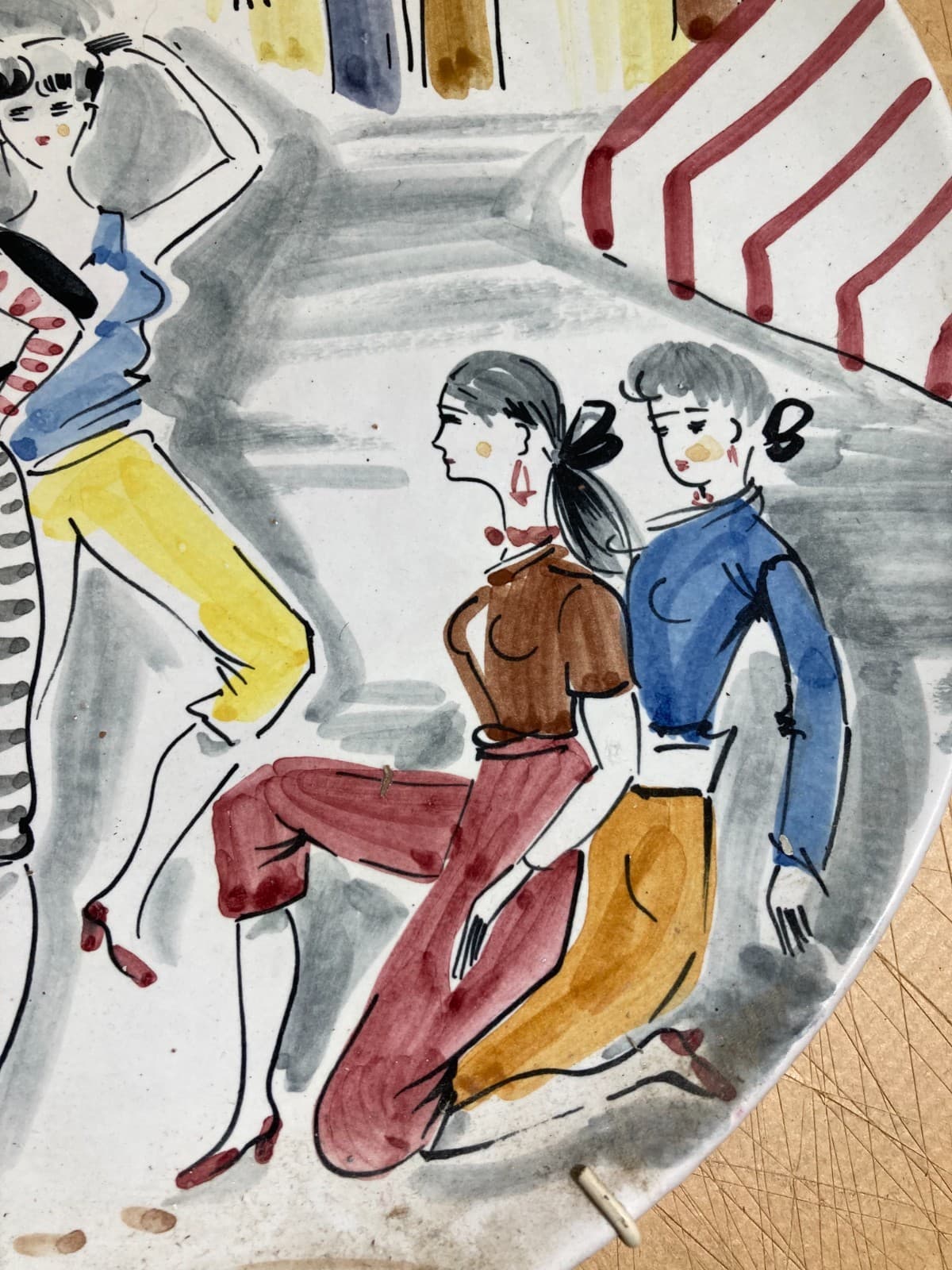 Piatto In Ceramica Con Illustrazione Di Giovani Donne Che Ballano