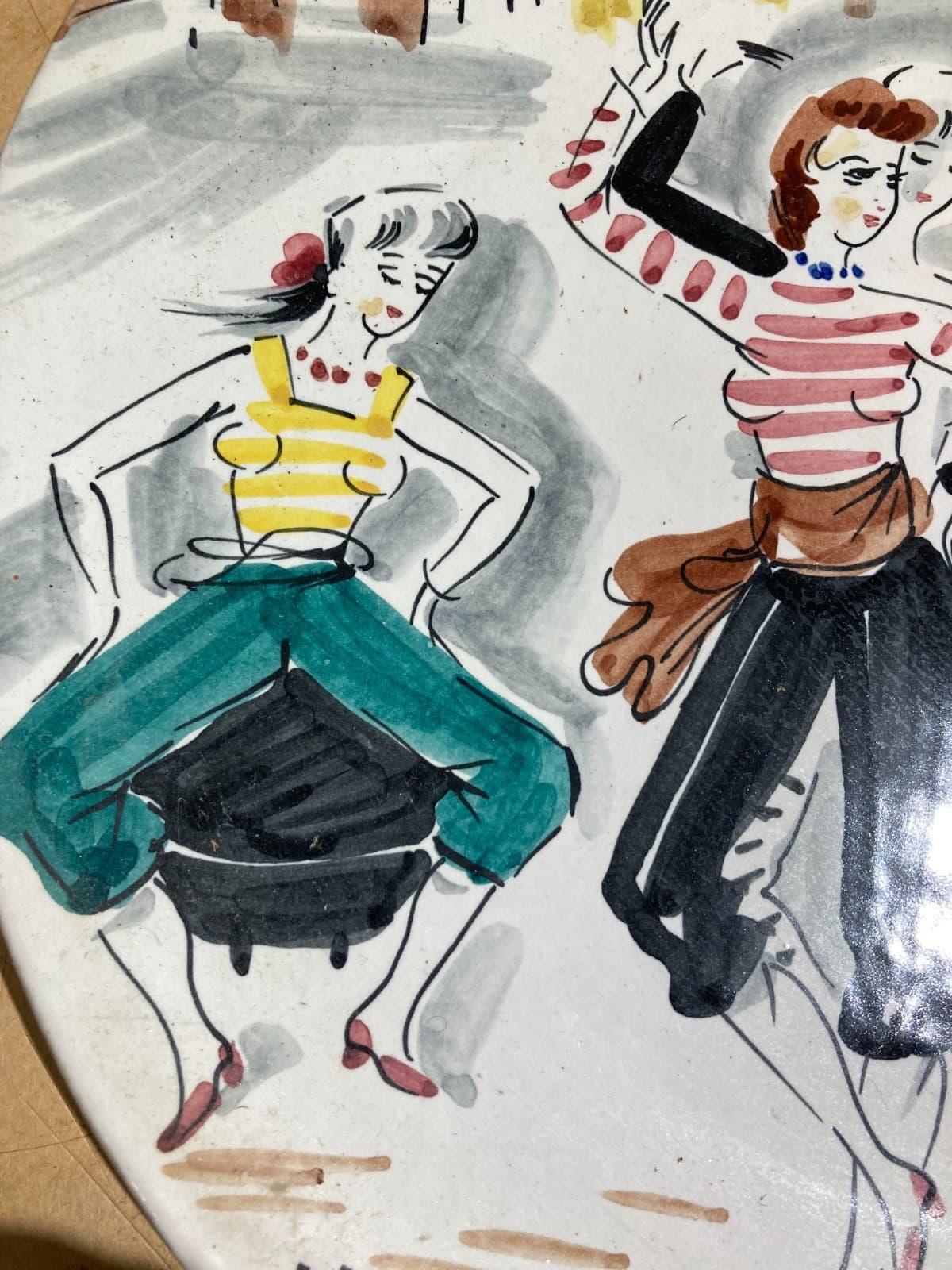 Piatto In Ceramica Con Illustrazione Di Giovani Donne Che Ballano