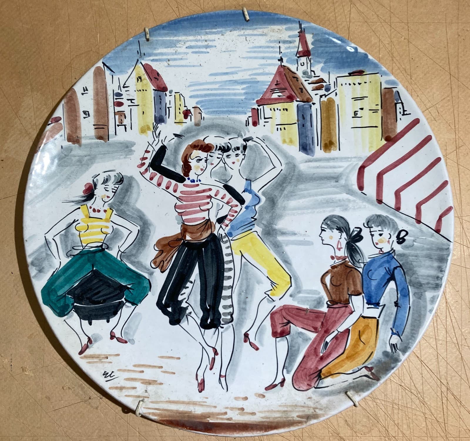 Piatto In Ceramica Con Illustrazione Di Giovani Donne Che Ballano