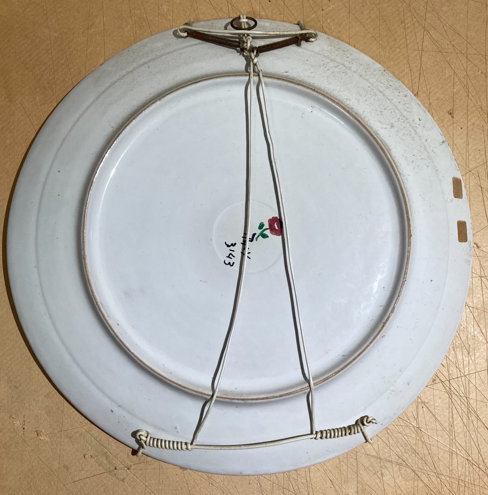 Piatto In Ceramica Con Illustrazione Di Giovani Donne Che Ballano