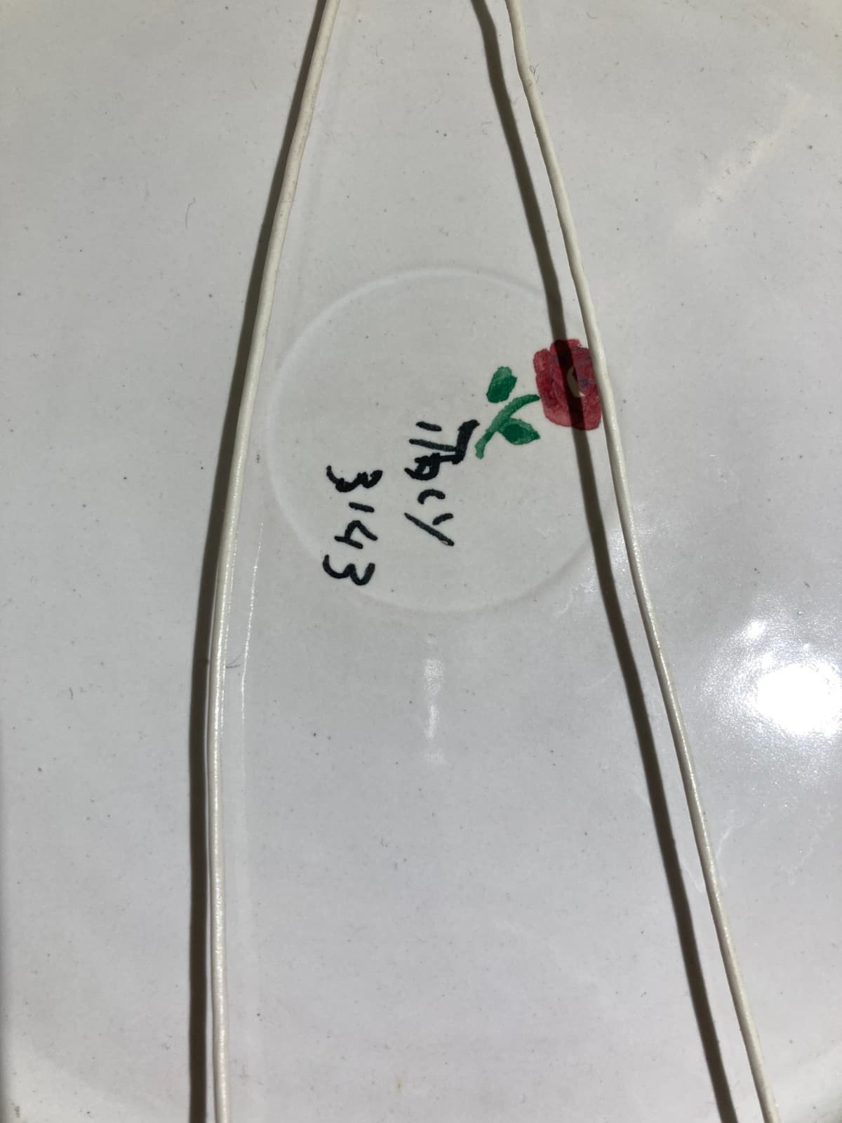 Piatto In Ceramica Con Illustrazione Di Giovani Donne Che Ballano