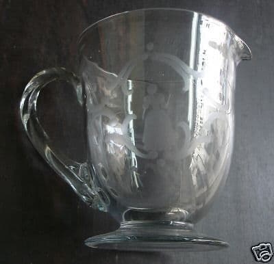 Caraffa In Vetro Inciso Veneziano Con Figure E Decorazioni Floreali