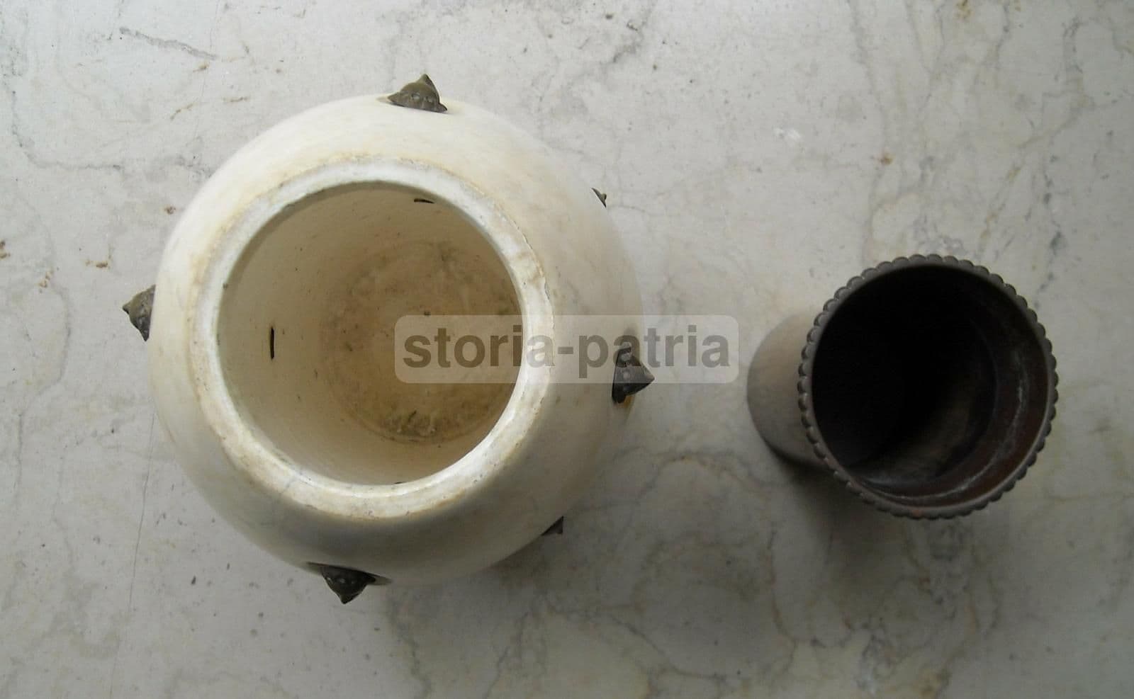 Vaso Art Déco In Alabastro Con Sculture In Bronzo Anni '30