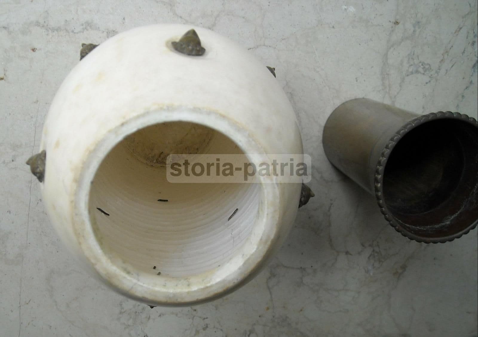 Vaso Art Déco In Alabastro Con Sculture In Bronzo Anni '30