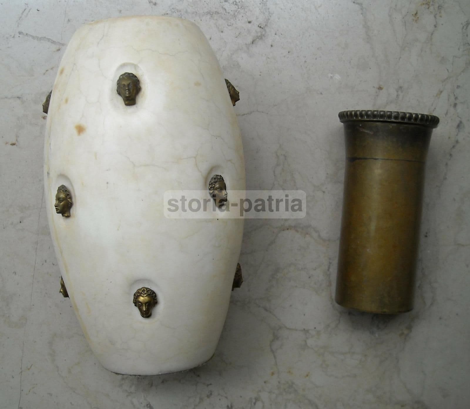 Vaso Art Déco In Alabastro Con Sculture In Bronzo Anni '30