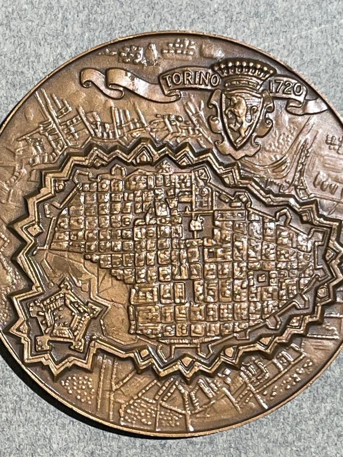 Medaglia Augusta Taurinorum con Pianta di Torino del 1720, foto 3 di 4