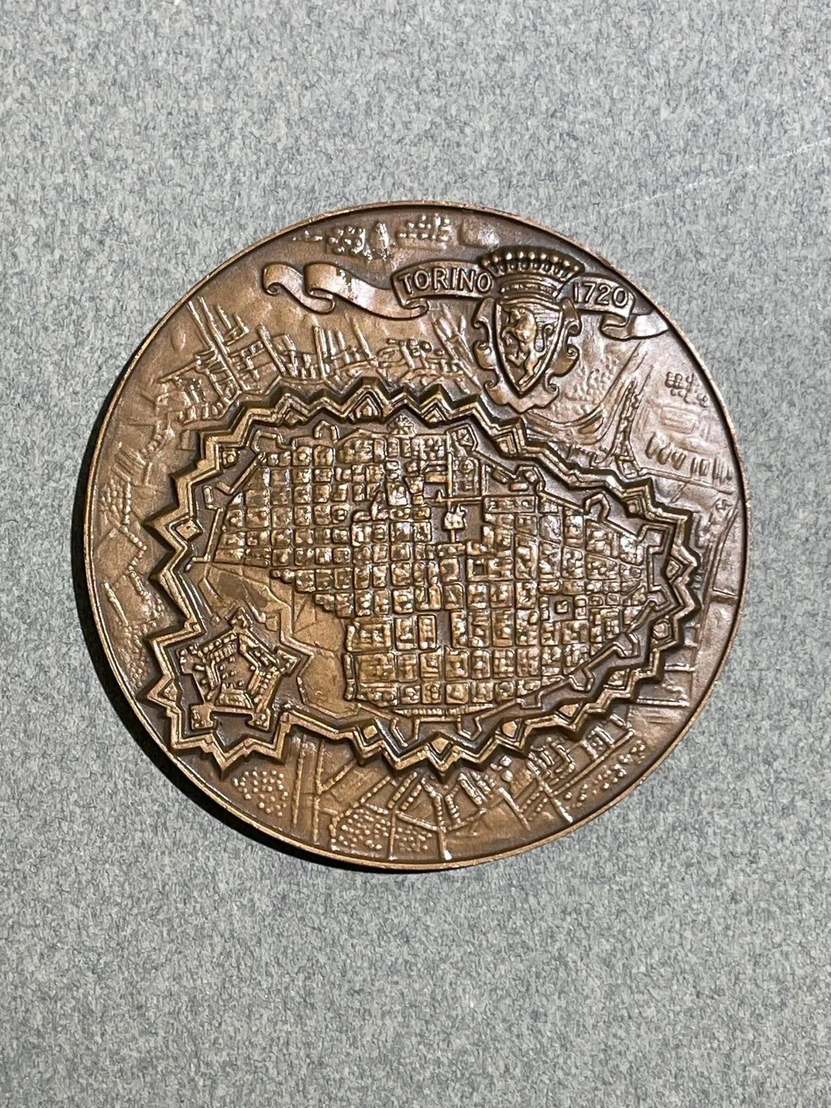 Medaglia Augusta Taurinorum con Pianta di Torino del 1720, foto 2 di 4