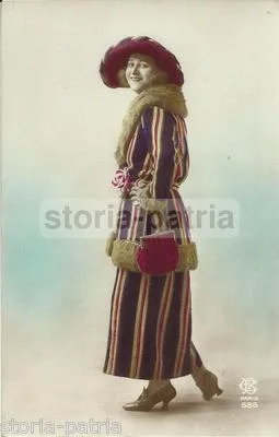 Cartolina Figurino Liberty Déco, Donna con Borsetta e Cappello