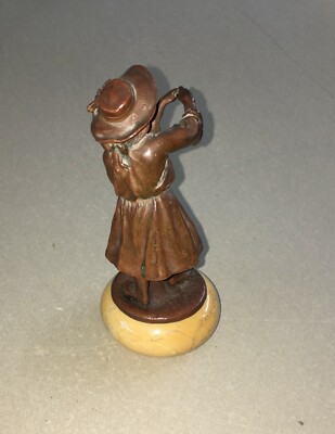 Scultura In Metallo Bronzato Raffigurante Giovane Donna Con Cappello