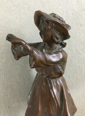 Scultura In Metallo Bronzato Raffigurante Giovane Donna Con Cappello
