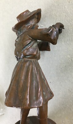 Scultura In Metallo Bronzato Raffigurante Giovane Donna Con Cappello