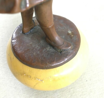 Scultura In Metallo Bronzato Raffigurante Giovane Donna Con Cappello