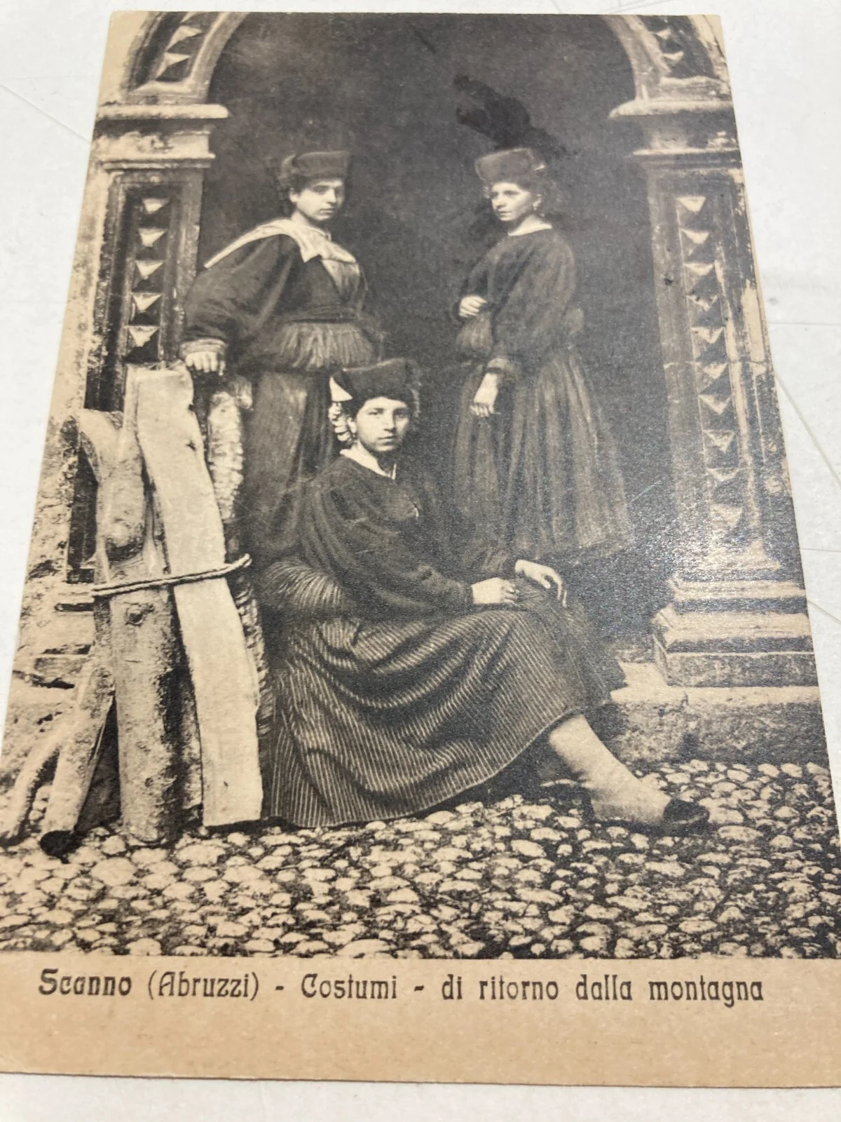 Abruzzo, Scanno: Costumi Popolari, Ritratto Di Montanare Con Legna. Cartolina Antica., foto 2 di 4