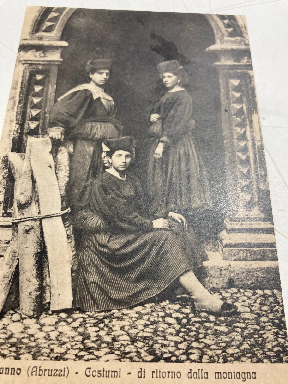 Abruzzo, Scanno: Costumi Popolari, Ritratto Di Montanare Con Legna. Cartolina Antica., foto 4 di 4