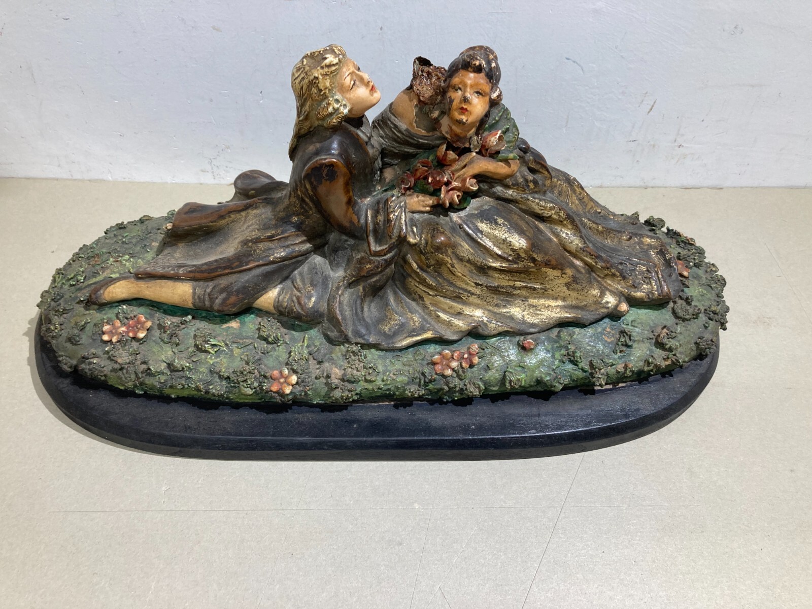Arte Decorativa Del '900 Scultura Con Scena Galante Decori Floreali Policromi