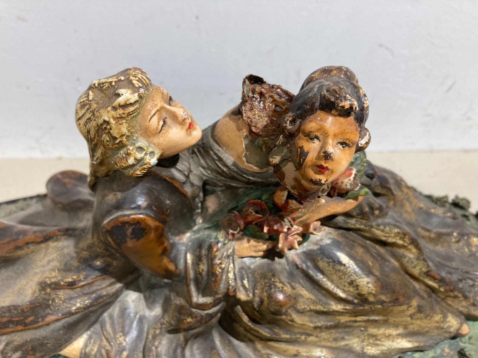 Arte Decorativa Del '900 Scultura Con Scena Galante Decori Floreali Policromi