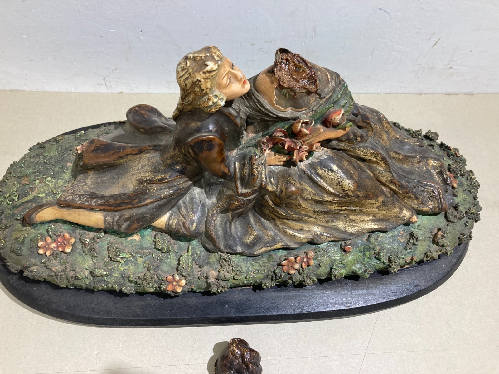 Arte Decorativa Del '900 Scultura Con Scena Galante Decori Floreali Policromi