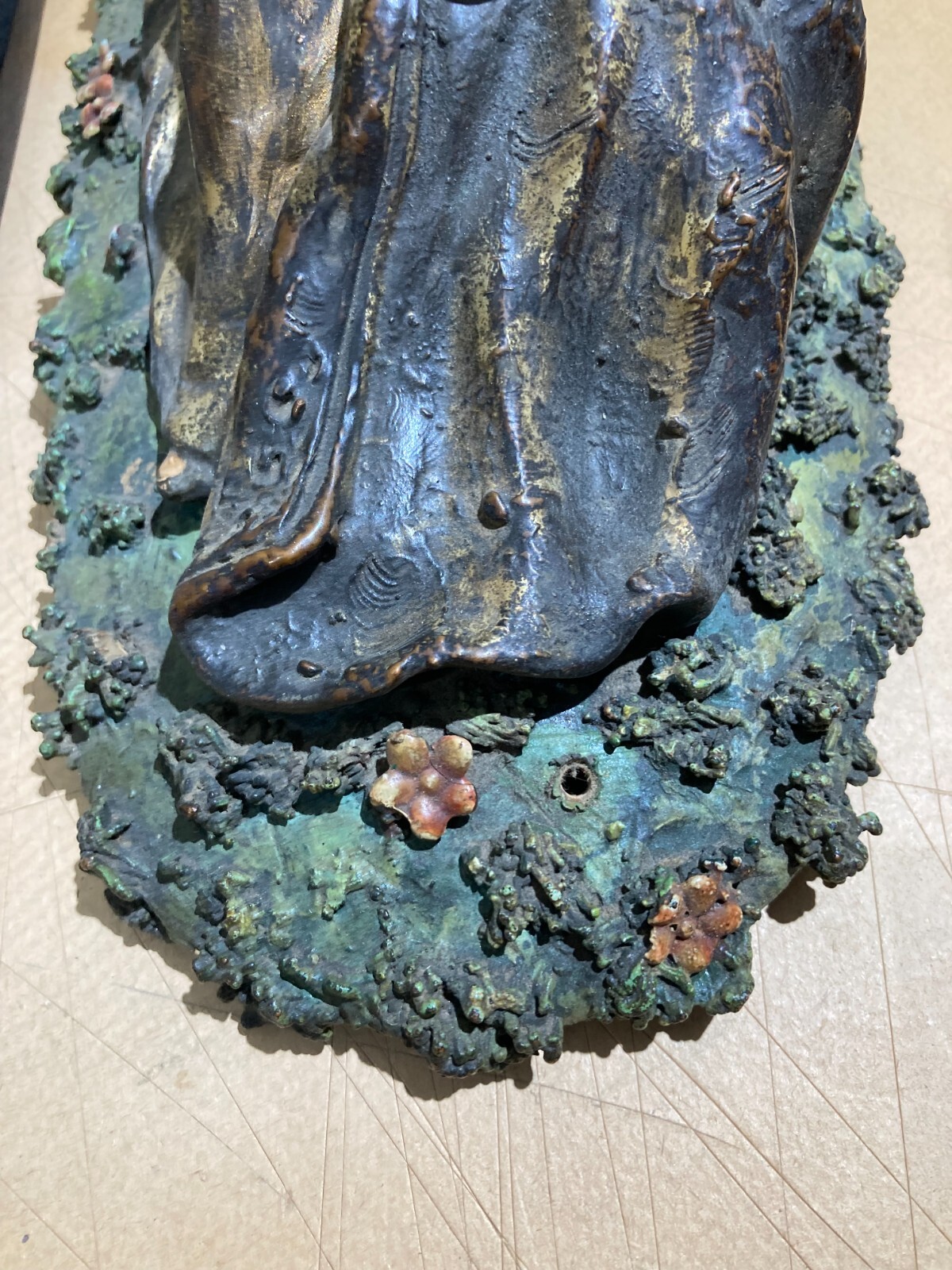 Arte Decorativa Del '900 Scultura Con Scena Galante Decori Floreali Policromi