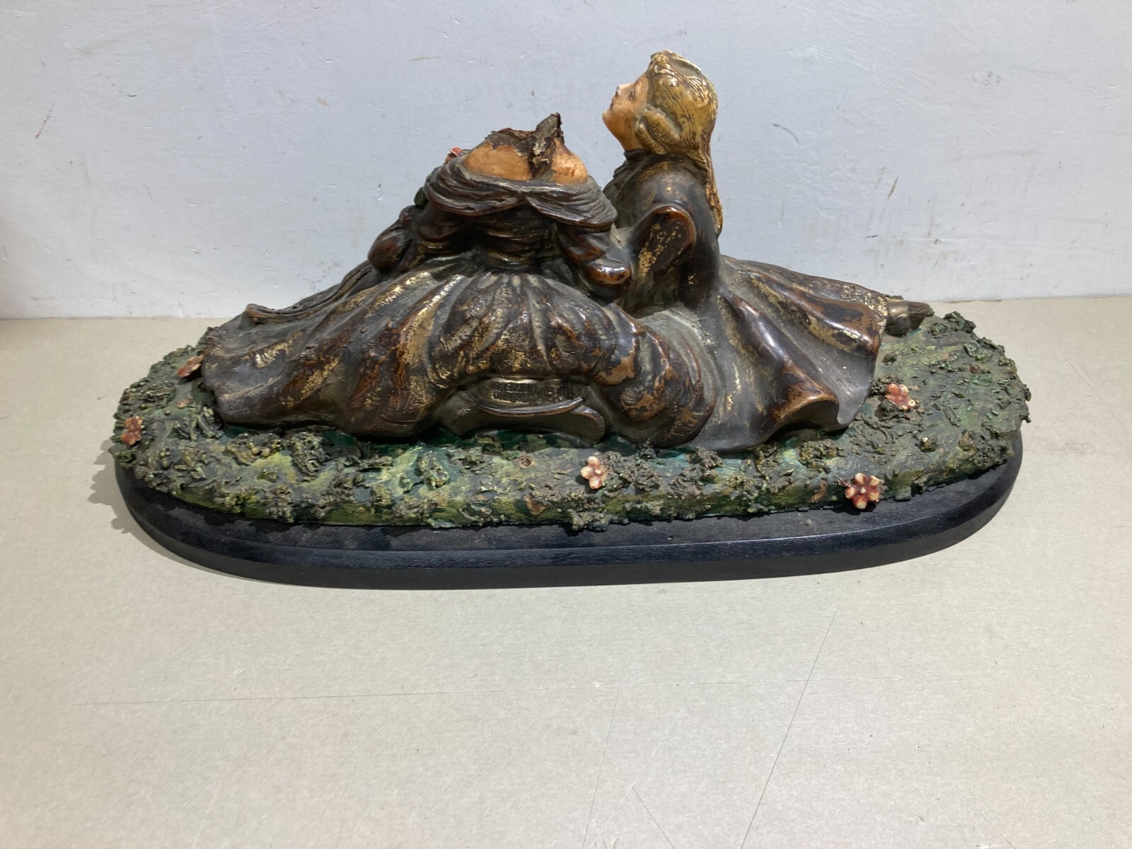 Arte Decorativa Del '900 Scultura Con Scena Galante Decori Floreali Policromi