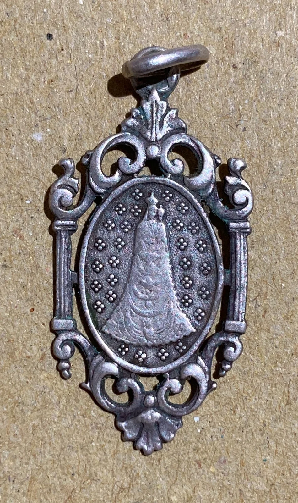 Pendente della Madonna di Loreto in Metallo Argentato, foto 2 di 2