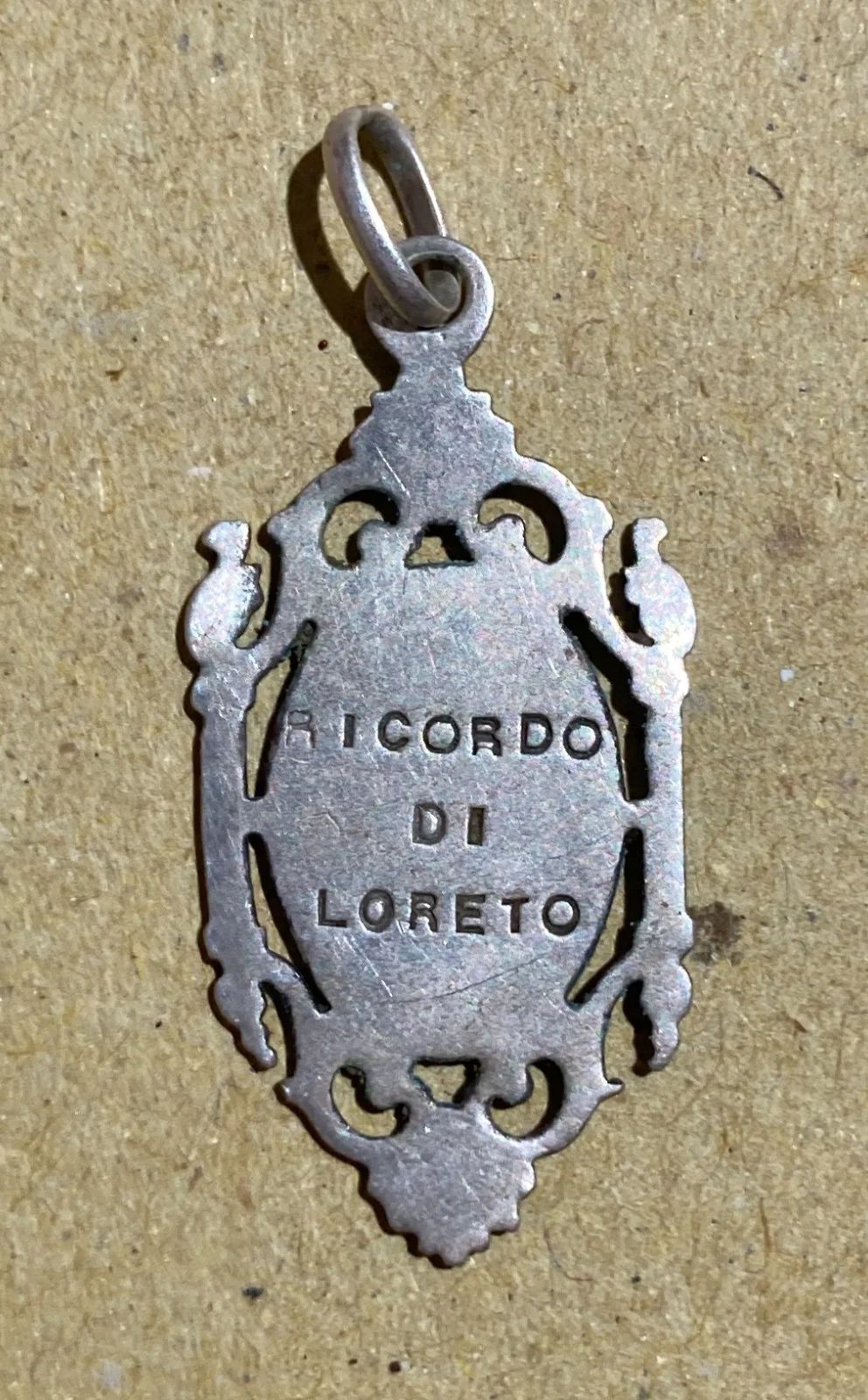 Pendente della Madonna di Loreto in Metallo Argentato